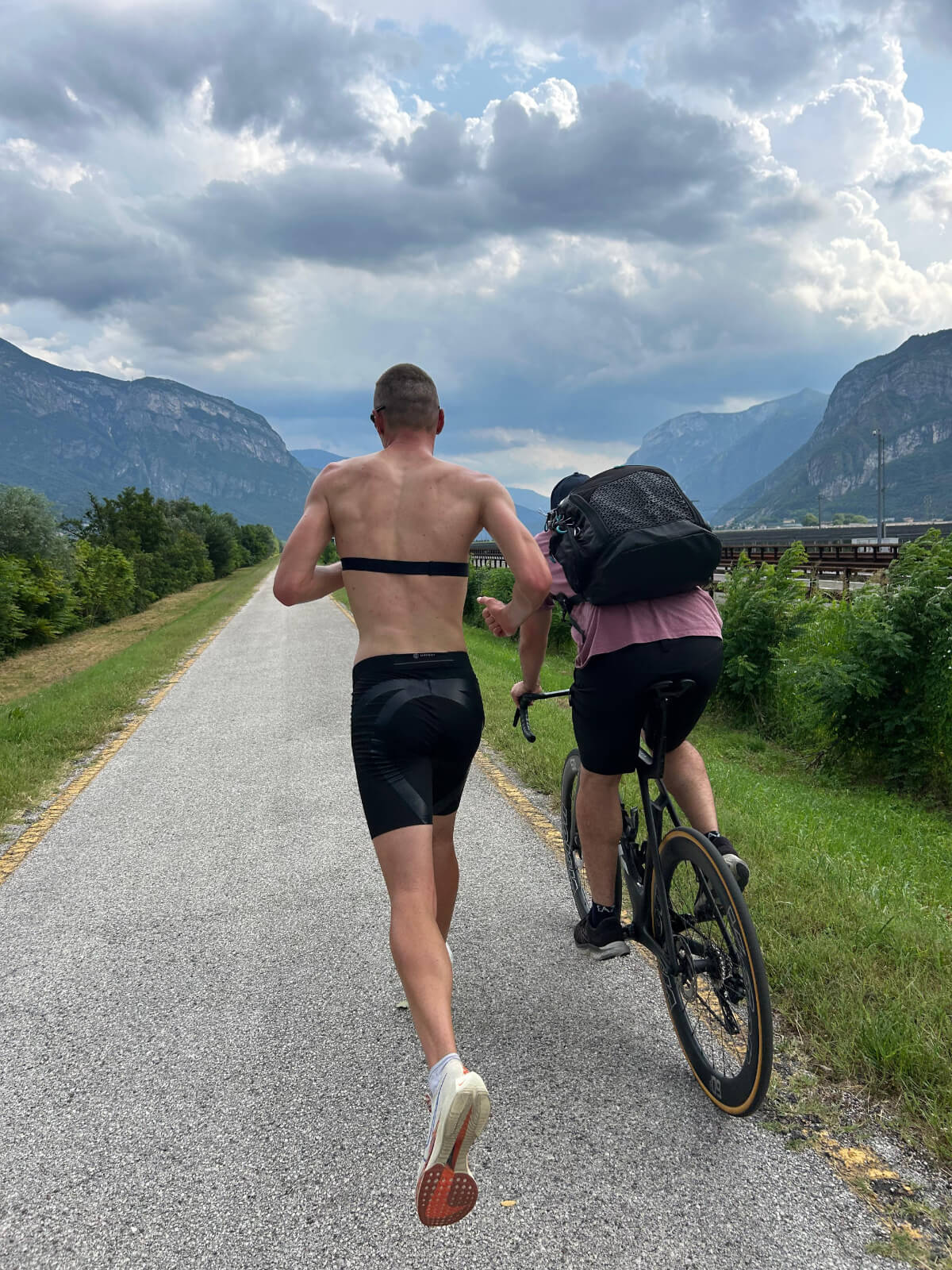innerpeak-luca-in-bici-che-segue-un-atleta